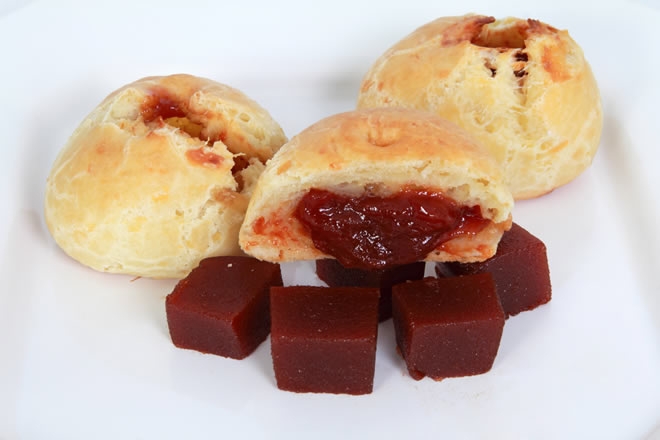 PAO DE QUEIJO RECHEADO COM GOIABADA